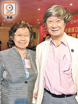 曹宏威（右）自言對音樂會完全冇興趣，但仍陪太太去欣賞。（徐家浩攝）