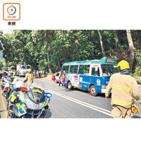 小巴、的士與泥頭車橫亘路中。