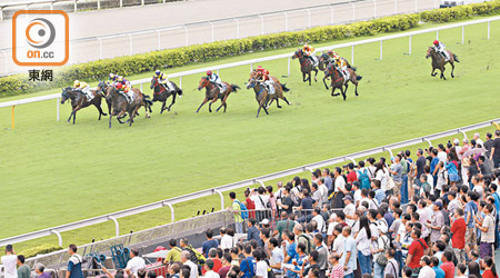 沙田馬場昨上演馬季煞科日，吸引大批馬迷入場。（袁志豪攝）