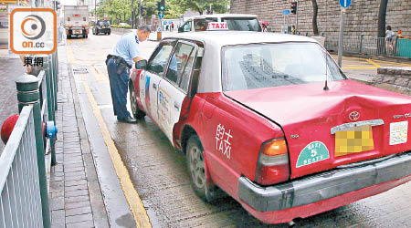 的士車尾凹陷停在路旁。（左錦鴻攝）