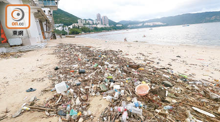 赤柱海灘活動中心對出近期發現綿長的海上垃圾路。（資料圖片）
