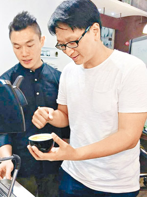 鄧家彪（右）跟阿健（左）學咖啡拉花，直指呢門手藝好唔簡單。（互聯網圖片）