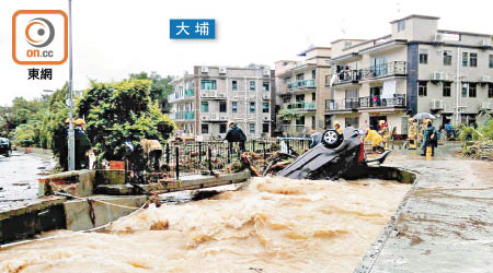 山寮村七人車被沖落河翻轉。（李子強攝）