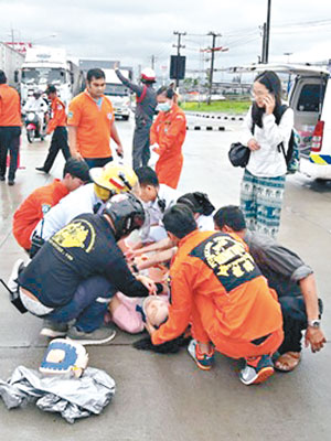 救援人員把傷者抬到擔架上。（互聯網圖片）