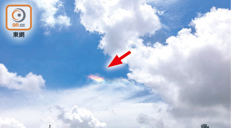 旺角<br>讀者在旺角天空目擊罕見「火彩虹」現象（箭嘴示）。（讀者Wendy Ng攝）
