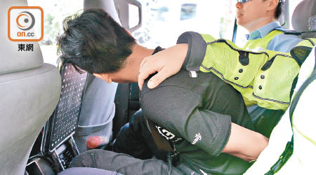 荃灣<br>涉案司機被捕帶署。（李子強攝）