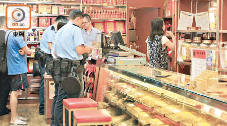 銅鑼灣<br>警方在店內進行調查。（吳嘉誠攝）