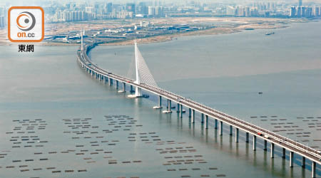 深圳灣公路大橋（即深港西部通道）橫跨深港邊界，連接深圳灣口岸聯檢大樓。（資料圖片）