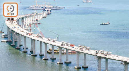 港珠澳大橋「非必不可少」設施未能於年底完工，多名立法會議員擔心會令現有道路擠塞。（資料圖片）