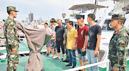 偷渡客被捕後接受海警查問。（互聯網圖片）