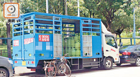 九龍城<br>九龍城有石油氣瓶車泊於店外，距離民居甚近。