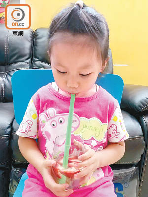 使用飲管能提升小朋友喝水的興趣。（讀者提供）