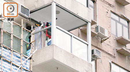 何俊仁位於北角的寓所，曾被揭發涉在露台僭建活動玻璃窗。
