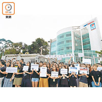 二百名壹傳媒集團員工本月初對集團擬推出「假自僱，真裁員」在壹蘋果大樓外默站抗議。（資料圖片）