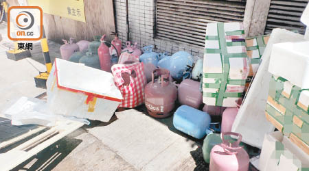 尖沙咀金巴利街近垃圾收集站的行人路上，棄置了逾三十罐不同氣體的壓縮氣瓶。