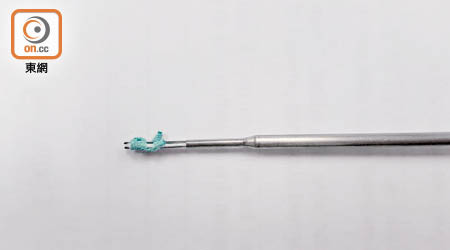 縫合錨釘尖端的金屬導引器，負責把修補關節用的線插入骨骼。有醫生手術時未為意導引器脫落。