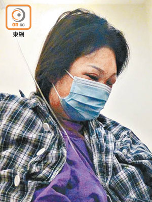 受傷女職員昨仍留醫，神情憔悴。（曾志恒攝）