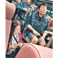 老婦郭雪芳（左下角）當時被推跌後，跌坐於巴士的通道之間。