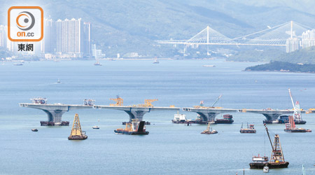 港珠澳大橋工地附近海域經常有工程船出入。（資料圖片）