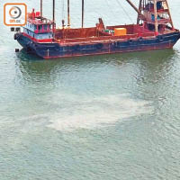 有居民發現港珠澳大橋香港口岸對出海域再現疑似油污。（張先生提供）