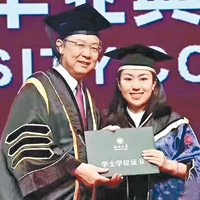 羅琬璐（右）剛從深圳大學信息工程學院畢業，將升讀研究生課程。（互聯網圖片）