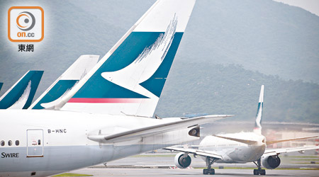 國泰一班香港飛珀斯航班延誤十小時，累回程航班亦順延七小時。