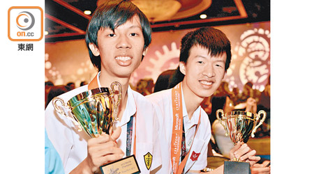 鄭瑋豐（右）及葉珀銘（左）分別贏得五萬四千多港元獎金。（讀者提供）