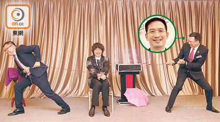 主席甄韋喬（右）與魔術師及基金會成員喺晚宴上表演魔術。（溫國佳攝）