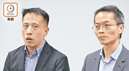 李明偉（左）提醒市民，日本腦炎病媒蚊主要在夜間活動。右為黃加慶。（胡家豪攝）