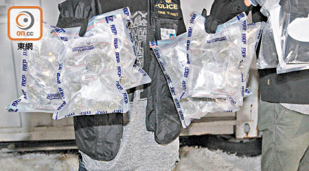 元朗<br>在瓦窰頭村檢獲的毒品值約二百六十萬元。（周百燊攝）