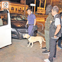 屯門<br>警方帶同緝毒犬到屯門亦園村現場搜索。（周百燊攝）