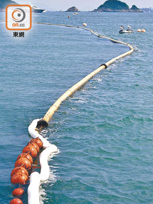 有工程人員在淺水灣對開海面設置防油區。（李志湧攝）