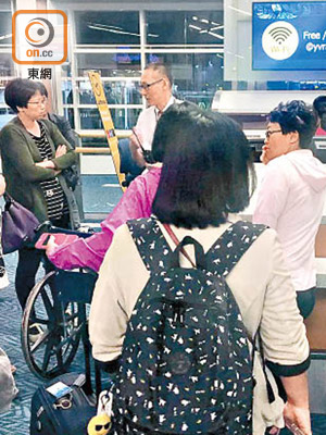 一班由溫哥華返港的CX889國泰航班延誤逾廿四小時，部分乘客一度鼓譟。（讀者提供）
