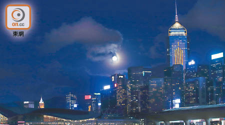 本港上空昨晚十一時開始出現月偏食。（何駿軒攝）