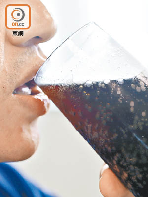汽水屬酸性，含糖量亦高，易致蛀牙，少喝為妙。