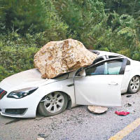 有汽車被巨石砸毀。（互聯網圖片）