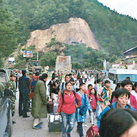 地震後，不少遊客急於離開九寨溝。（互聯網圖片）