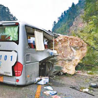 有巴士遭巨石擊中，車身嚴重損毀。（互聯網圖片）
