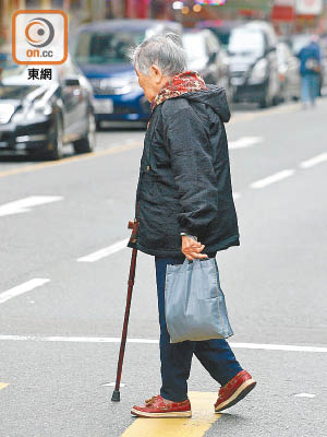 青光眼收窄患者視野，過馬路時車輛從側邊駛近，未必及時察覺。（資料圖片）