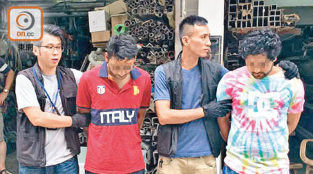 探員在大角咀拘捕其中兩名印度籍疑犯。