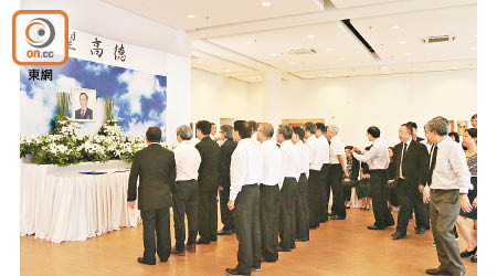 大批政商界人士昨到弔唁處悼念劉皇發。（葉華英攝）