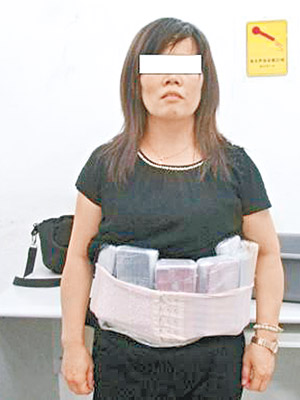 涉案香港女子在腰腹綑綁多部手機。（互聯網圖片）