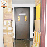 走廊多雜物<br>有工廈單位對出走廊堆滿紙箱。