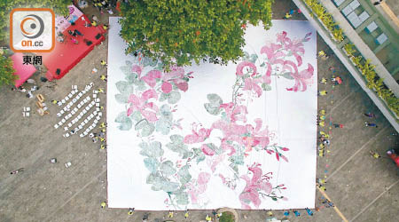 逾千市民手指印繪巨型紫荊花畫，創健力士世界紀錄。