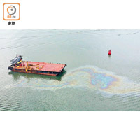 2017年7月<br>港珠澳大橋香港口岸人工島附近出現大片油污，惟當局卻視而不見。