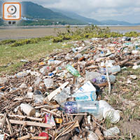 水口灣充斥大量遊人遺下及海上漂浮過來的垃圾。