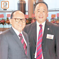 余鵬春（右）與立法會前議員吳亮星介紹稍後舉行嘅大型客家懇親大會。
