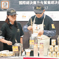 梁立安（右）自創獨特泡茶手法取代傳統撞茶技術，以確保視障人士安全。