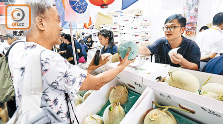 有展商出售的日本蜜瓜大受歡迎。（李志湧攝）