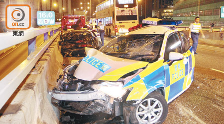 警車及跑車車尾均嚴重損毀。（胡德威攝）